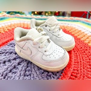 Nike air forces size 4c baby girl/boy shoes. Cream and white color way.